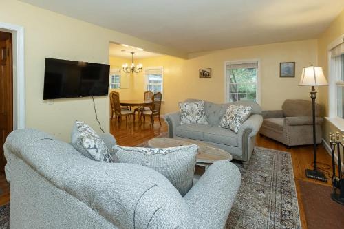 4BR-3BA Charming Family-Sized in Ames