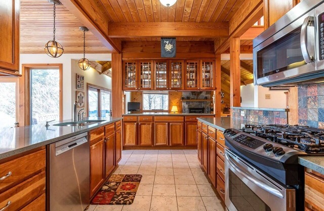 4BR/3BA Smart Home w/Hot Tub, Mountain View Ski Chalet 3 minutes to Stratton