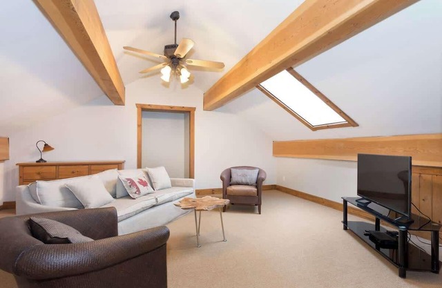 4BR chalet w/mountain views, hot tub & sun deck