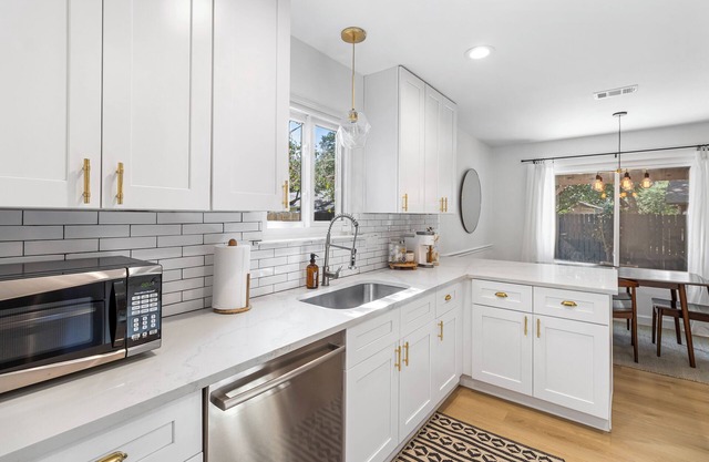 4BR Family-Friendly Casa, Firepit, BBQ, ~10 min to DT, Zilker, & AUS airport