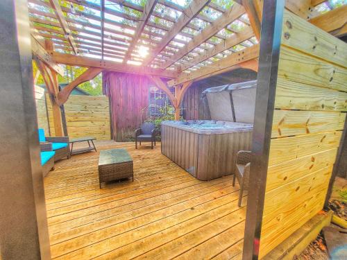 4BR Family Lodge in Gatlinburg with Hot Tub