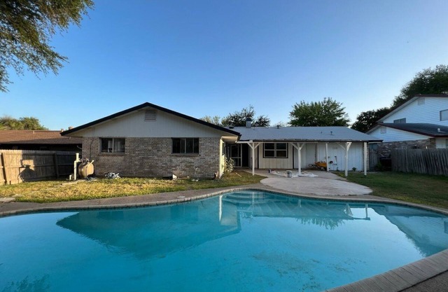 4BR Home w/Pool Furnished Extended Stay near Randolph AFB Fast Wi-Fi W/D