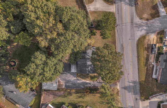 4BR House only 15 mins from downtown Greenville w/patio/grill/fire pit/foosball