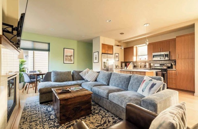 4BR Sleeps 10 Trendy Arts District Location