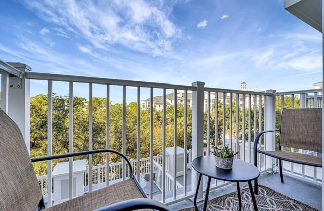 4th-Floor 2BR Retreat ~ Golf Cart ~ Near Baytowne Wharf!