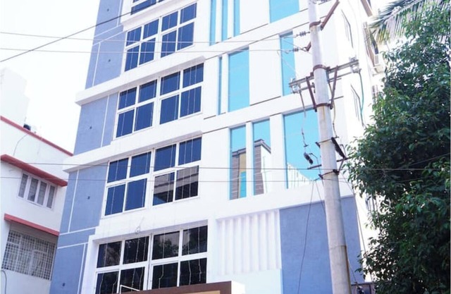 4th floor Lovely three bedroom apartment with free parking