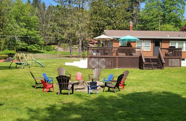 4th night free. Pocono mountain. 2 mins to Lake Wallenpaupack. 30 mins to Ski.