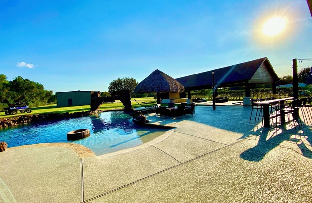 5 Acre Resort Property. Close to Kemah Boardwalk, Galveston, Houston and more!