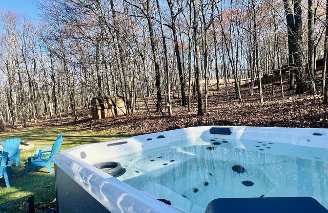 5 BDR Poconos Villa ~ Large Hot Tub ~ Game Room ~ Privacy