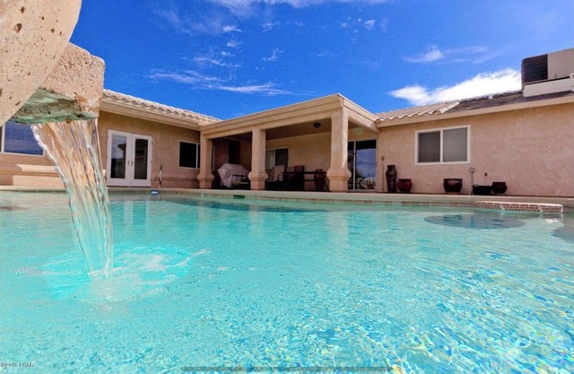5 BDRM PRIVATE PARADISE WITH POOL & CASITA ON THE LAKE SIDE OF 95!