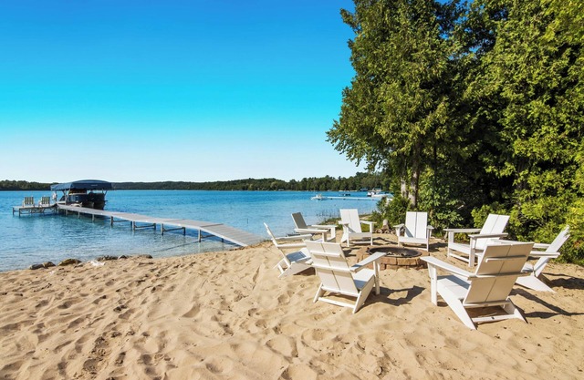 5 bed 3 bath - 10 beds - In town Traverse City with heated Pool on Cedar Lake!