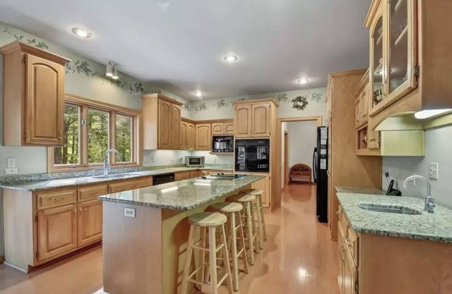 5 Bed/4 Bath 2.9 Miles to Lambeau Field and 1.9 Miles to Green Bay Airport .