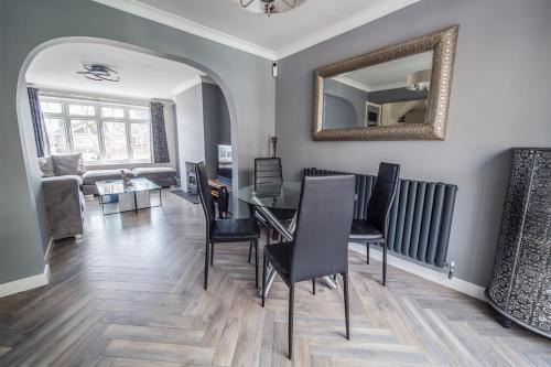 5 Bed Gem plus Private Garden Studio