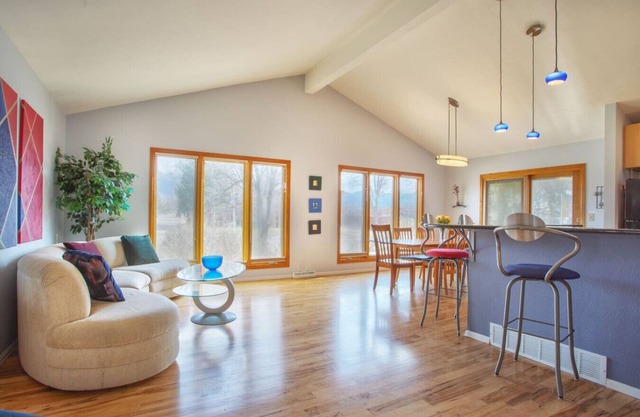 5 bedroom, 3 bath ~ Sleeps 12, Great for Families