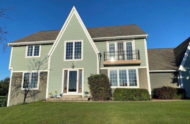 5 Bedroom 5 bath custom home 17 min from Lambeau with hot tub