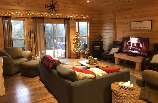 * 5 bedroom * All season Waterfront Minden Cottage Sleeps 10 Rental property