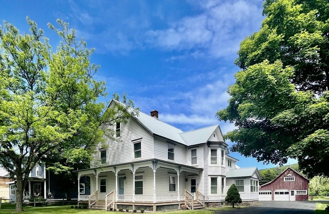 5 bedroom home near Cooperstown, Dreams Park & All Star Village. Sleeps 13.