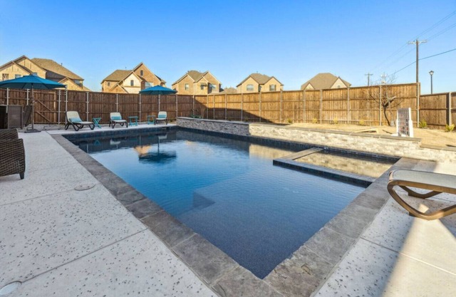 5 Bedroom Home + Pool + Media Room+ Grill!