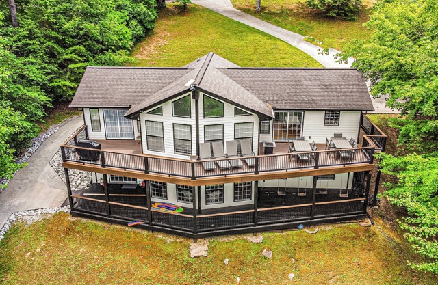 5 Bedroom Lake House in Big Creek- Quiet Cove- BEST SUNSET VIEW ON THE LAKE!