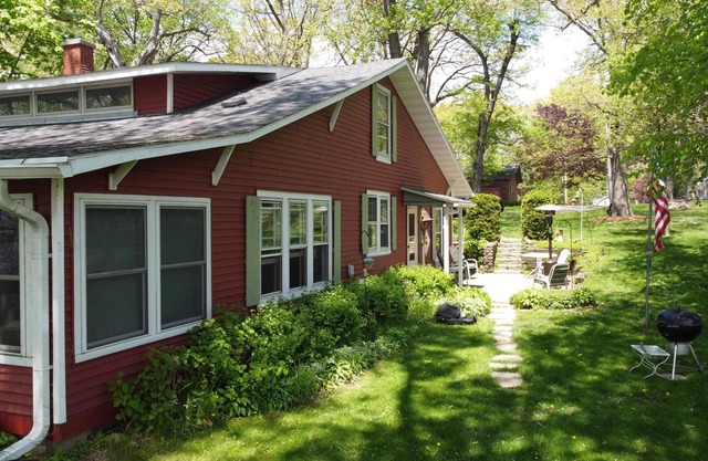 5 bedroom Lakefront Cottage with much history