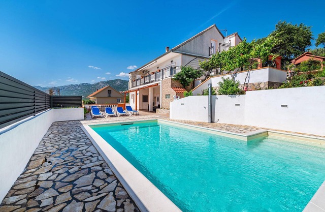5 bedroom nice home in Rovanjska