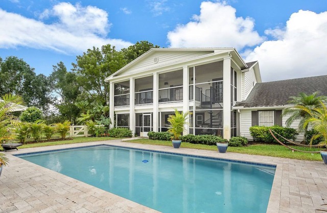 5-BEDROOM POOL HOME AND BARN HACKING DISTANCE TO WEF