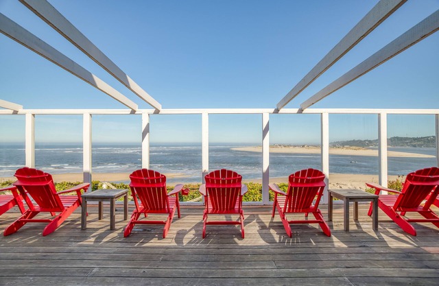 5 Bedroom Suites, Hot Tub, Gazebo + Stunning Views of Ocean, Bridge, Alsea Bay!