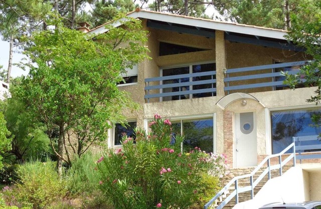 5-bedroom villa 200 m from the lake and 5 min from the ocean