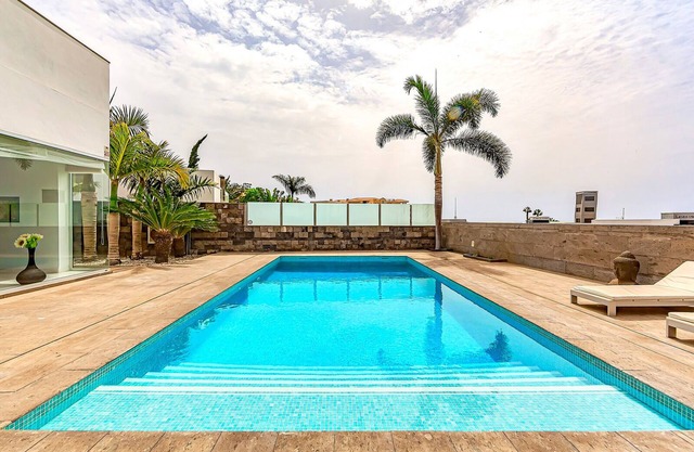 5 bedroom villa with a huge private heated pool @28º, A.C, 5 min walk from beach