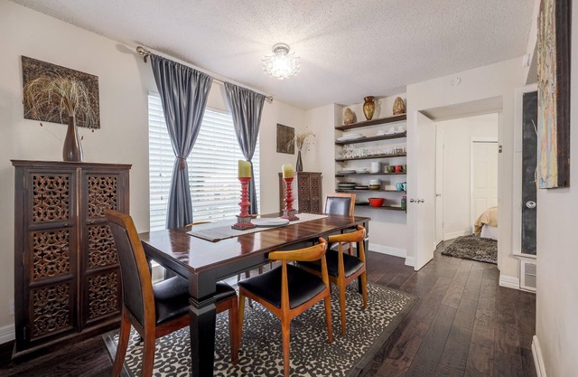 5 bedrooms. 2 Blocks to Barton Springs Pool, Zilker Park, Music, Food Trailers