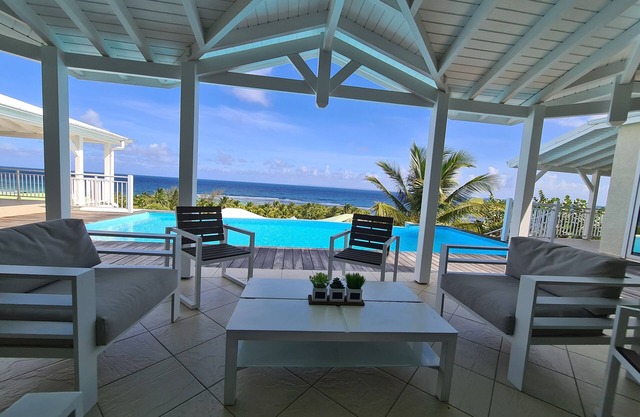 5 bedrooms villa - view and beach access