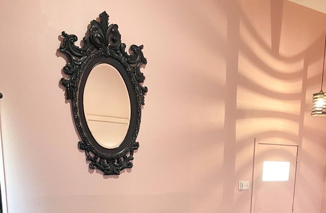 5 beds Pink house! Pet friendly!