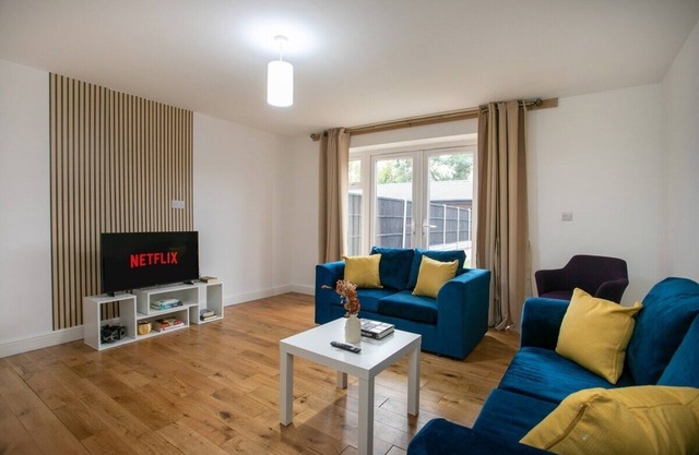 5-Br House, Sleeps 9, Free Parking, Monthly Saving