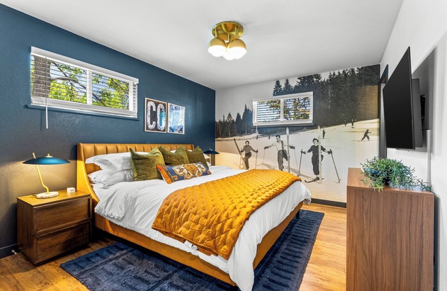 5 BR Luxury Home, Walk to Fiddler's Green, Hot Tub, Mini-Golf, FirePit, Theater Room