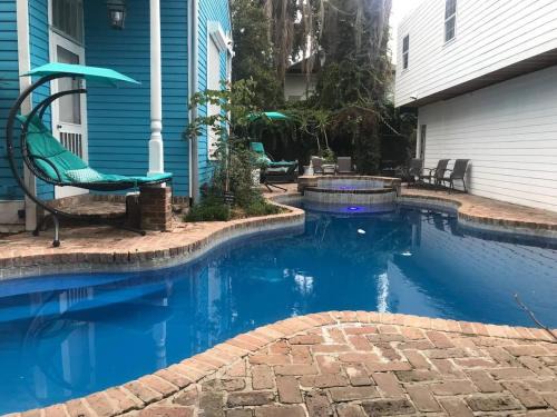 5 BR - Sleeps 10! Best Location next to French Quarter!