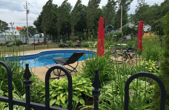 5 bedrooms. 2wc View private access to the St. Lawrence River 20 min from city