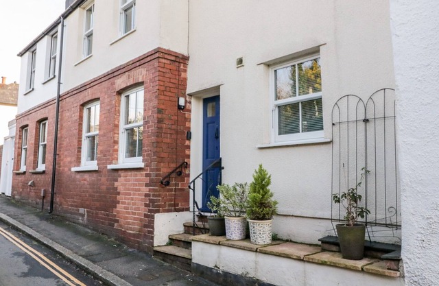5 EXE STREET, pet friendly, character holiday cottage in Topsham