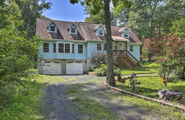 5 Mi to Camelback: Henryville Home w/Hot Tub!