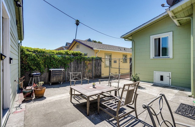 5 Mi to Dtwn Oakland: Studio w/Shared Patio
