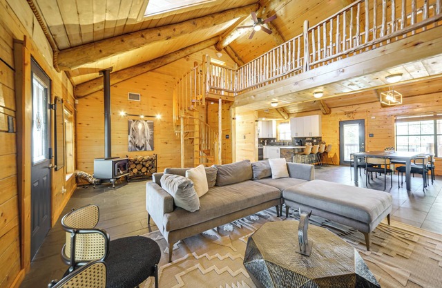5 Mi to Dtwn Dripping Springs: Cabin w/Jacuzzi!