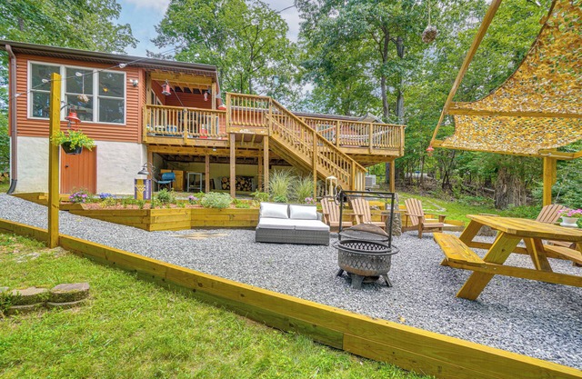 5 Mi to Harpers Ferry NHP: Quiet Home w/Deck