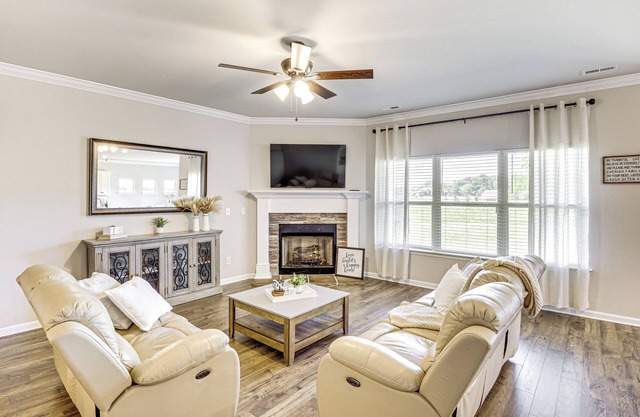 5 Mi to The Square: Athens Home w/Pool Access!