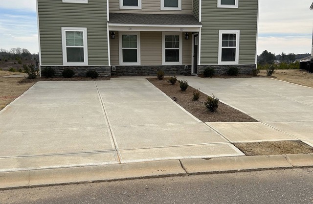 5 Miles from Clemson - Great for all the games - New 3/3 Townhome