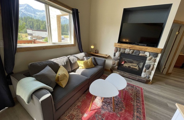 5 Min. Drive to the Resort and Fernie