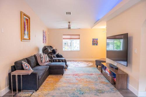 5 min to airport and 15 min to beach!