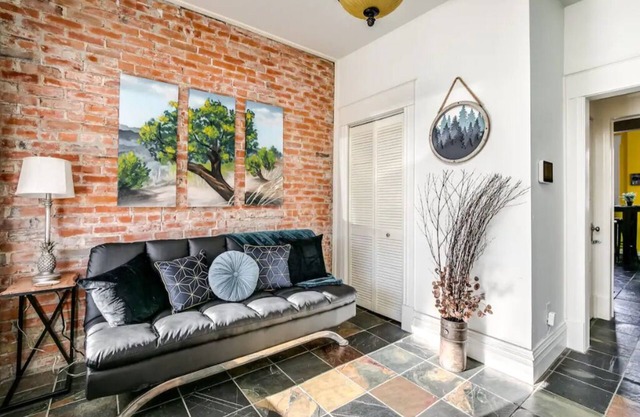 5 min Walk to Pearl St - WiFi/Parking/King Bed/W&D