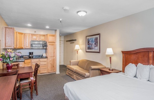 5 min walk to ski lifts at Park City hot tub,Pool, and sauna + parking on site.
