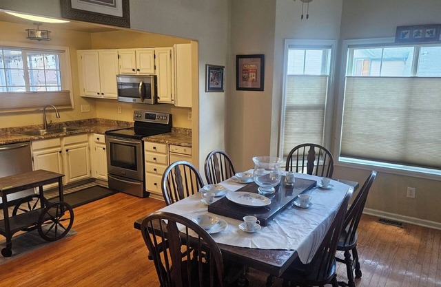 5 mins from Chadfield reservoir Tranquil 4-bedroom house AC in West Littleton