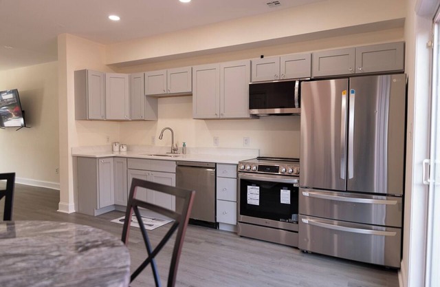 5 Mins from the Chase FieldHouse. 7 Mins from the Amtrak Train Station