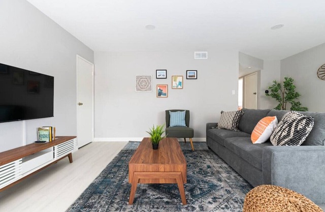 5 Mins to DT Alhambra - Homey 2BR Apt W King Bed